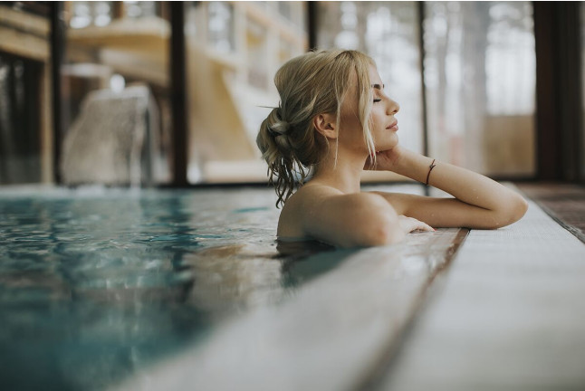 Aquae Private Experience: Jacuzzi Privado con Cava y Masaje para dos en RVHotels Spa Vila de Caldes 4* (Caldes de Montbui, Barcelona)