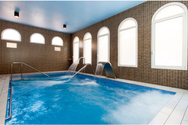 Circuito Spa en Balneario Vichy Catalan y Visita Guiada por Bodega Baronia de Vilademuls con Cata de Vinos para dos (Girona)