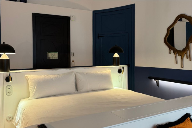Suite Ovalada con Desayuno en Hotel Boutique Divino (Figueres, Girona)