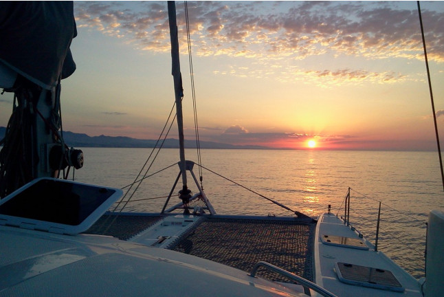 Salida Sunset en Catamarán con Música y Bebida para ver la Puesta de Sol (Barcelona)