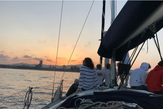 Salida Sunset en Catamarán con Música y Bebida para ver la Puesta de Sol (Barcelona)