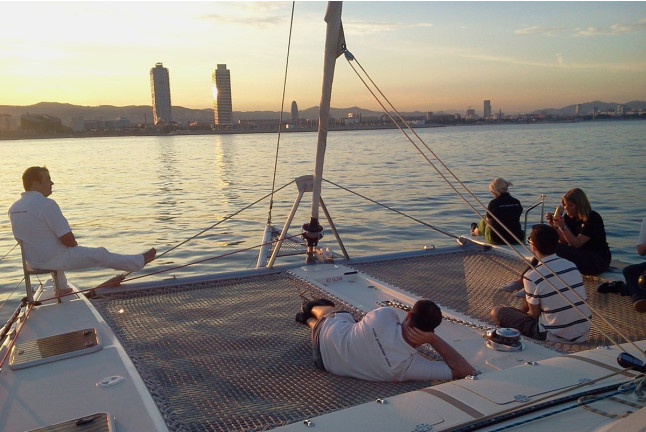 Salida Sunset en Catamarán con Música y Bebida para ver la Puesta de Sol (Barcelona)