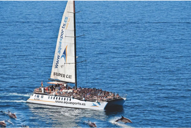 Paseo en Catamarán Super Cat con Avistamiento de Delfines, Comida y Banana Acuática (Gran Canaria)
