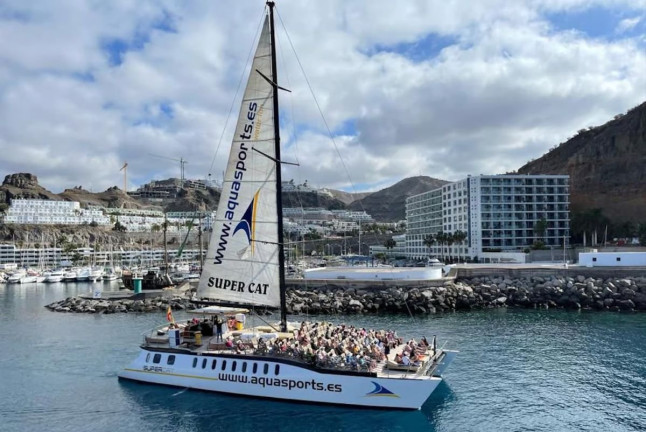 Paseo en Catamarán Super Cat con Avistamiento de Delfines, Comida y Banana Acuática (Gran Canaria)