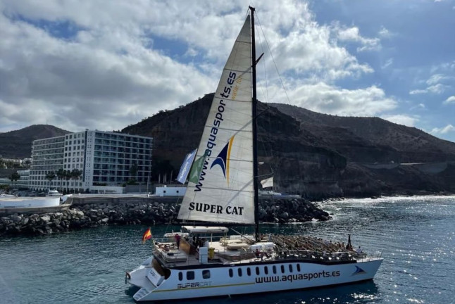 Paseo en Catamarán Super Cat con Avistamiento de Delfines, Comida y Banana Acuática (Gran Canaria)