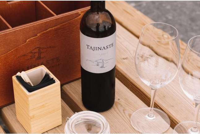 Cata de Vino y Picoteo Gourmet para dos en Bodega Tajinaste (La Orotava, Tenerife)