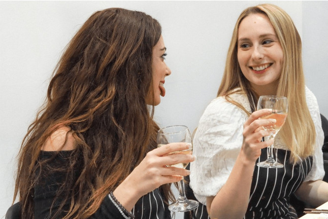 Sesión Art & Wine: Taller de Arte Abstracto con Vino Ilimitado (Barcelona)