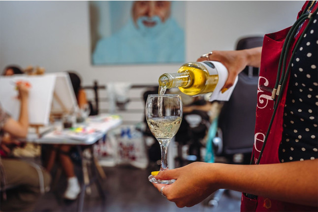 Sesión Art & Wine: Taller de Arte Abstracto con Vino Ilimitado (Barcelona)