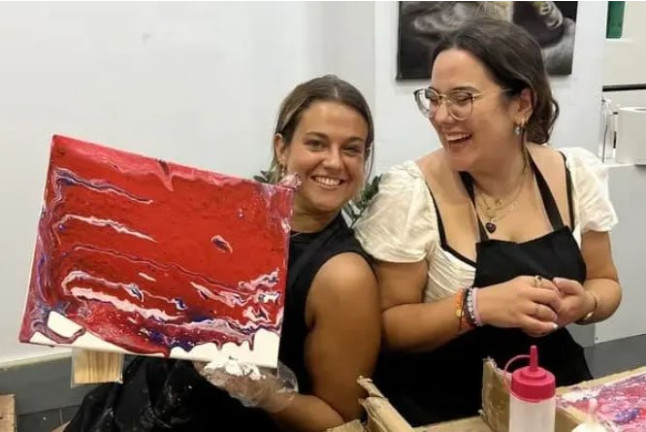 Sesión Art & Wine: Taller de Arte Abstracto con Vino Ilimitado (Barcelona)