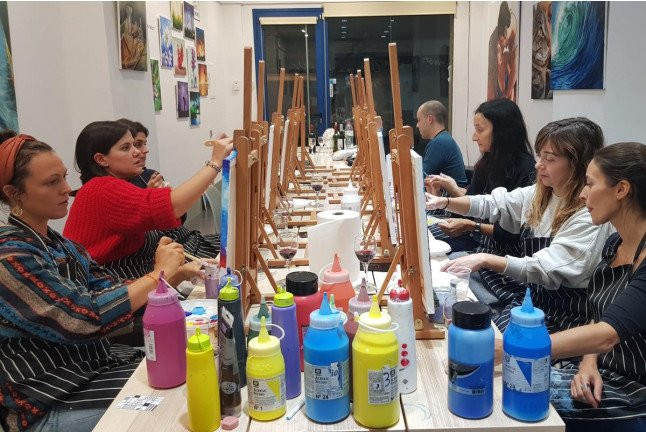 Sesión Art & Wine: Taller de Pintura y Vino con Opción a Aperitivo (Madrid)