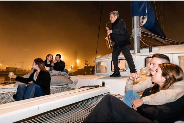 Tour Nocturno en Catamarán con Saxo en Vivo (Barcelona)