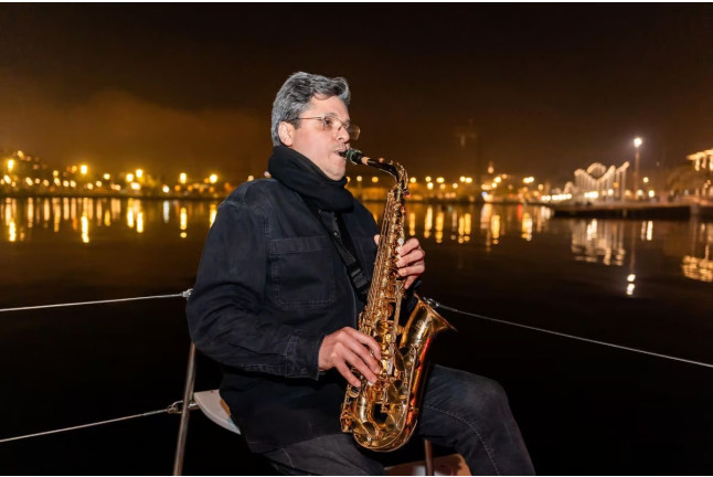 Tour Nocturno en Catamarán con Saxo en Vivo (Barcelona)