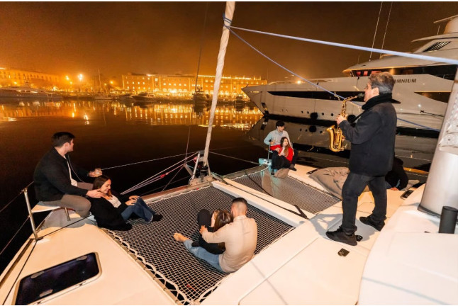Tour Nocturno en Catamarán con Saxo en Vivo (Barcelona)