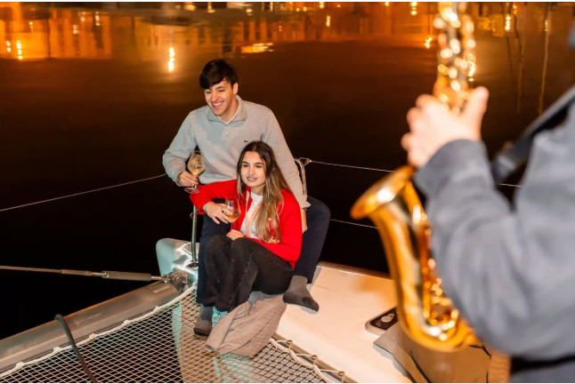 Tour Nocturno en Catamarán con Saxo en Vivo (Barcelona)
