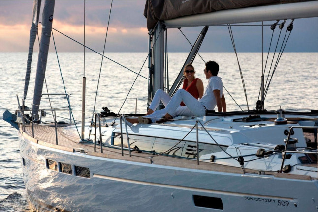 Salida en Velero al Atardecer con Taller de Gin Tonic (Barcelona)