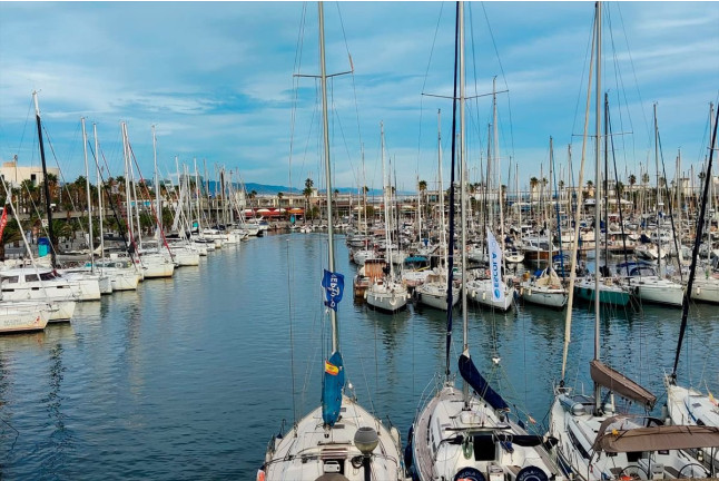 Salida en Velero al Atardecer con Taller de Gin Tonic (Barcelona)