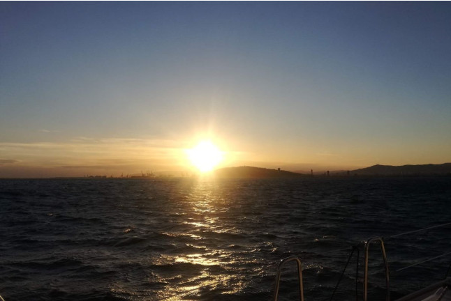 Salida en Velero al Atardecer con Taller de Gin Tonic (Barcelona)