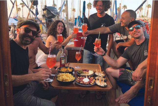 Salida en Velero Privado con Aperitivo a Bordo y Cena en Puerto para dos (Barcelona)