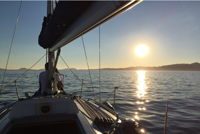 Escapada Romántica en Velero: Paseo, Cena y Alojamiento (Vigo, Pontevedra)