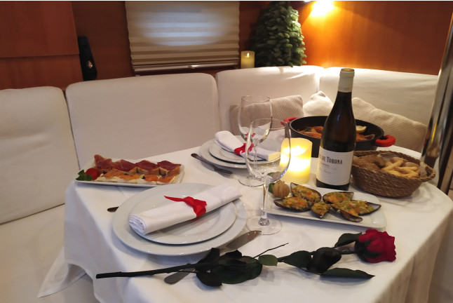 Escapada Romántica en Velero: Paseo, Cena y Alojamiento (Vigo, Pontevedra)