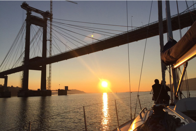 Escapada Romántica en Velero: Paseo, Cena y Alojamiento (Vigo, Pontevedra)