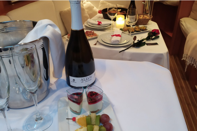 Escapada Romántica en Velero: Paseo, Cena y Alojamiento (Vigo, Pontevedra)