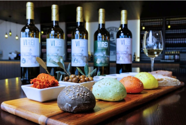 Cata Pans y Vins: Cata de Vino con Maridaje de Panes Especiales en Bodegas Vi Rei (Mallorca)