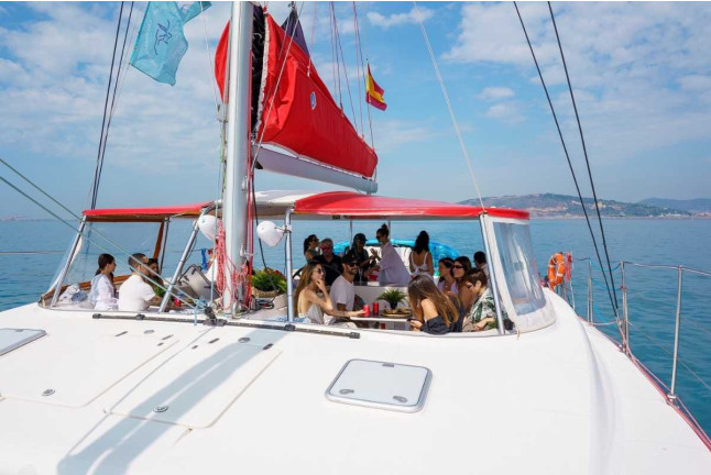 Paseo en Catamarán con Bebida, Tapa y Puesta de Sol (Barcelona)