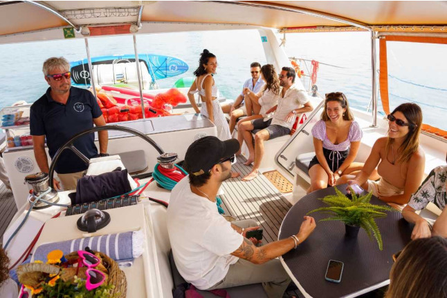 Paseo en Catamarán con Bebida, Tapa y Puesta de Sol (Barcelona)