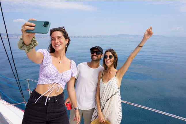 Paseo en Catamarán con Bebida, Tapa y Puesta de Sol (Barcelona)