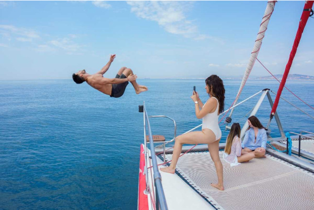 Paseo en Catamarán con Bebida, Tapa y Puesta de Sol (Barcelona)