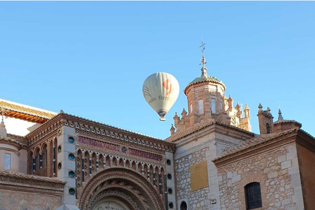Viaje en Globo con Almuerzo, Champagne y Fotos (Teruel)