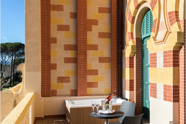 Escapada en Junior Suite Vichy d'Or con Jacuzzi y Circuito Termal en Hotel Balneari Vichy Catalan (Girona)