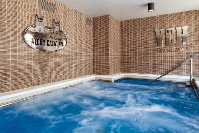 Escapada en Junior Suite Vichy d'Or con Jacuzzi y Circuito Termal en Hotel Balneari Vichy Catalan (Girona)