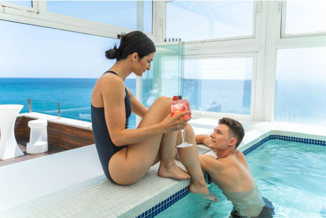 Sala VIP Privada con Sauna, Ducha de Sensaciones y Gran Jacuzzi  para dos en Villa Venecia Boutique Hotel 5* (Benidorm, Alicante)