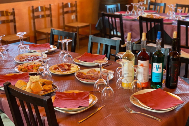 Escapada en Villas Perfer y Visita a Bodegas Perfer con Cata de Vinos y Comida (Uleila del Campo, Almería)