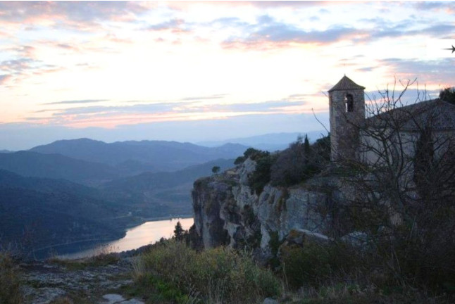 Visita a Viñedos en 4x4, Bodega, Cata de Vinos, Aperitivo y Comida en Cellers Baronia del Montsant (Tarragona)