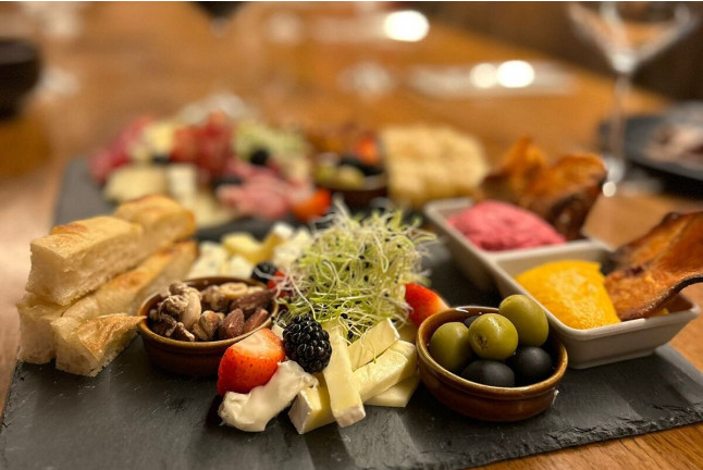 Degustación de Vino con Maridaje Gastronómico para dos en Vinicio - Bodega Subterránea (Barcelona)