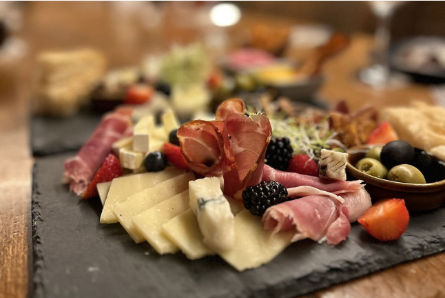 Degustación de Vino con Maridaje Gastronómico para dos en Vinicio - Bodega Subterránea (Barcelona)