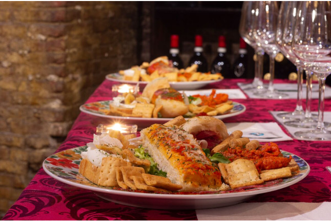 Curso Básico Experimental: Cata de 12 Vinos con Maridaje de Tapas en la Bodega de Los Reyes (Madrid)
