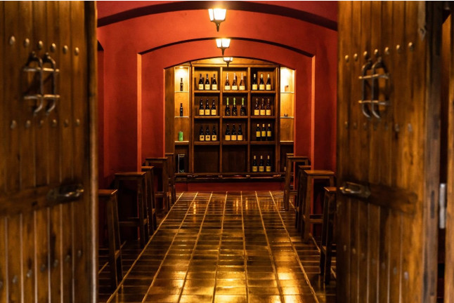 Viaje a la Uva: Visita a Bodegas NOC con Cata de Vino y Maridaje con Queso Manchego Artesano para dos (Manzaneque, Toledo)