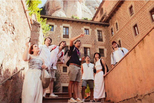 Montserrat, Tapas & Wine: Excursión Guiada a Montserrat, Visita a Bodega y Cata de Vino con Transporte desde Barcelona (Barcelona)