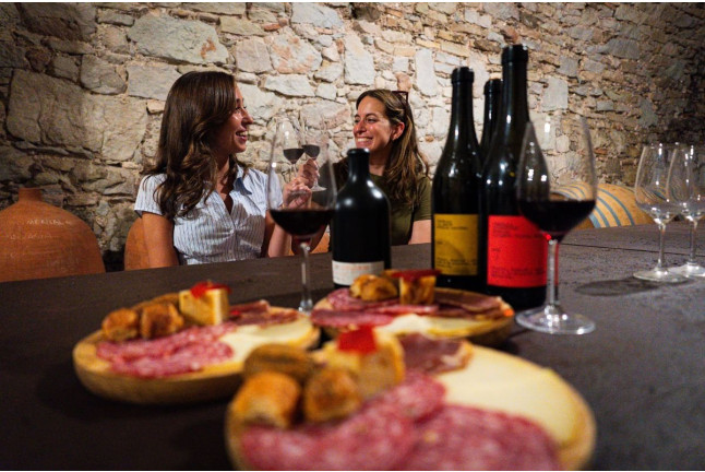 Montserrat, Tapas & Wine: Excursión Guiada a Montserrat, Visita a Bodega y Cata de Vino con Transporte desde Barcelona (Barcelona)