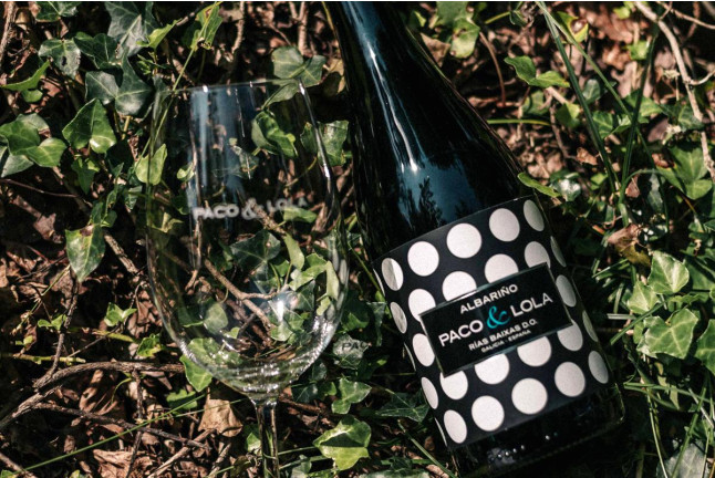 Visita a Bodega y Cata de Vinos para dos en Bodega Paco & Lola (Xil-Meaño, Pontevedra)