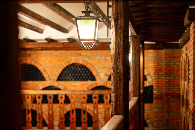 El Encanto del Vino: Visita al Pago y a la Bodega con Cata de Vinos y Degustación de Quesos en La Jaraba (Cuenca)