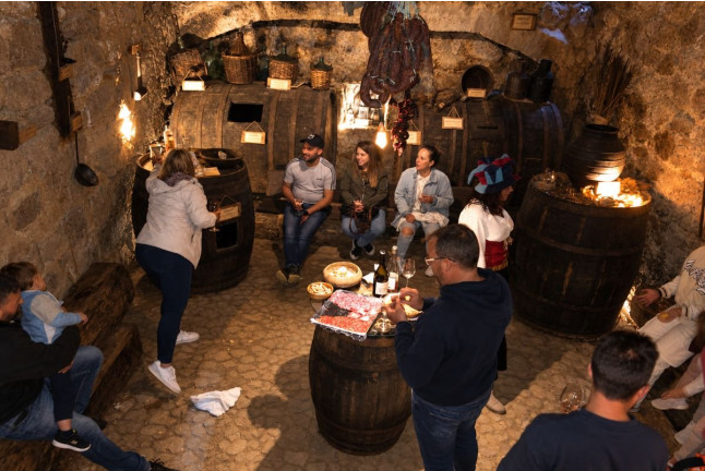 Cata de Vino con Degustación de Ibéricos, Quesos y Aceite en La Bodega Medieval (San Martín del Castañar, Salamanca)