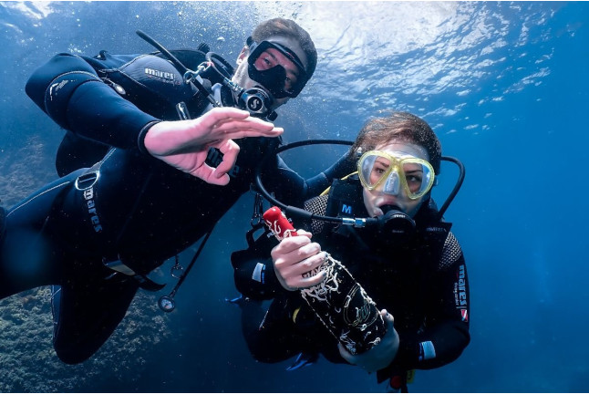 Recupera un Tesoro: Buceo y Recuperación de Botella de Vino para dos (Sant Pere Pescador, Girona)