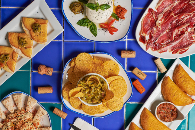 Degustación de Dos Copas de Vino y Dos Tapas para dos en Vinatería Rosaluna (Barcelona)