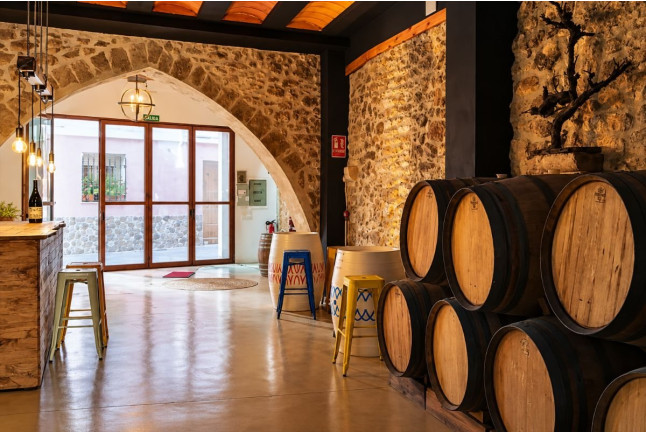 Visita, Cata de Vinos y Aperitivo para dos en l'Estanquer (Canet lo Roig, Castellón)