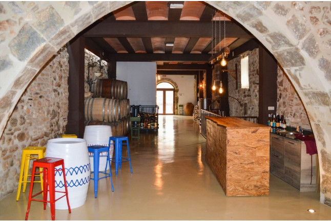 Visita, Cata de Vinos y Aperitivo para dos en l'Estanquer (Canet lo Roig, Castellón)
